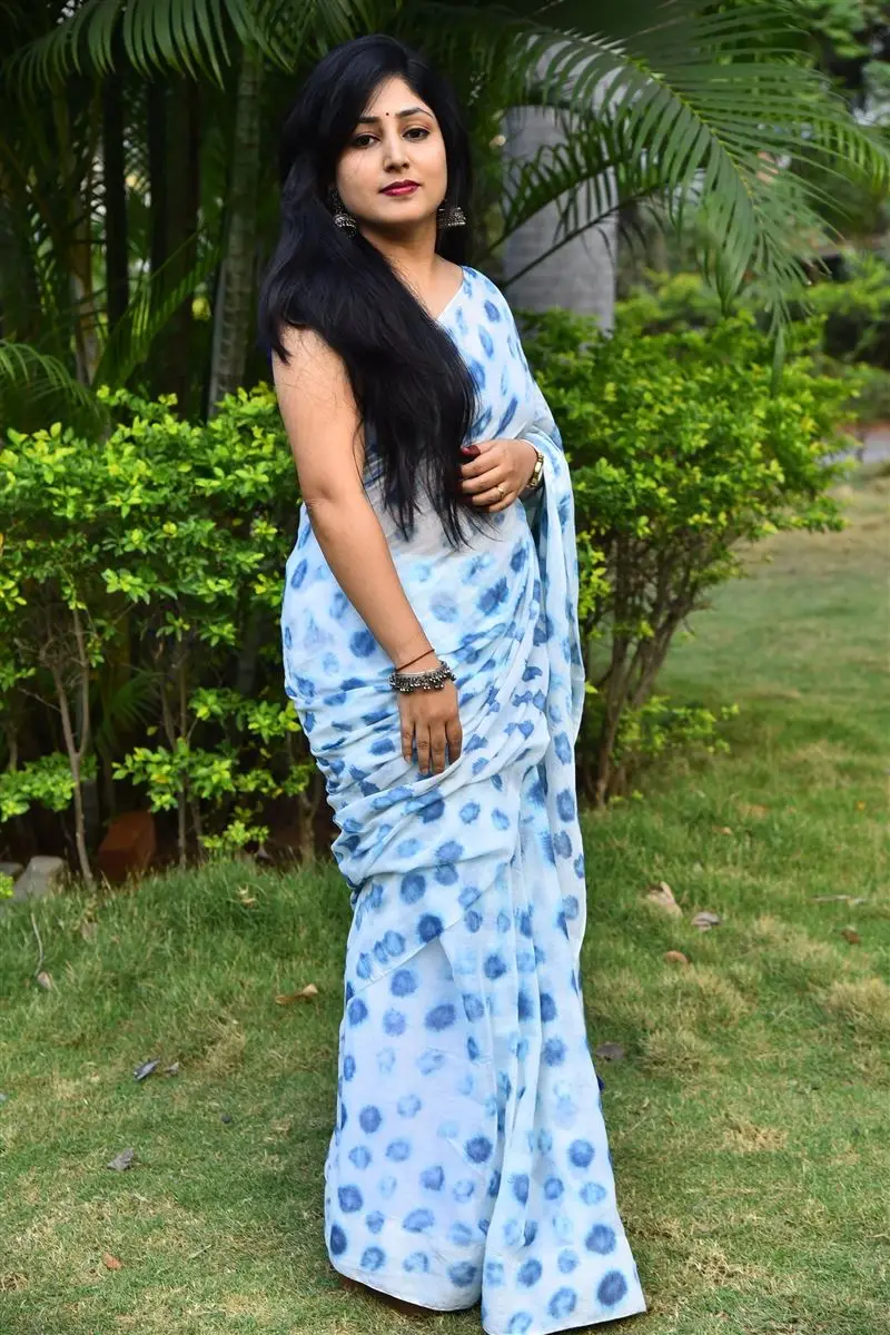 Praneekaanvikaa In Blue Saree Sleeveless Blouse